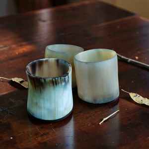Taza de cuerno vikinga premium hecha a mano con base de doble capa de madera y resina a precio económico. - Product Image 1