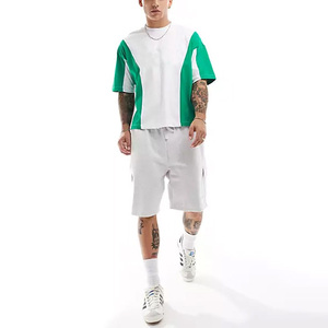 ชุดเสื้อยืดและกางเกงขาสั้นผู้ชายแบบสปอร์ต คอตั้ง แขนสั้น ทรงหลวม สีขาวเขียว สวมใส่สบายๆ ในฤดูร้อน ระบายอากาศได้ดี มีกระเป๋าซ่อน - Product Image 1
