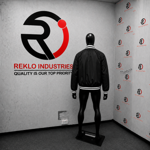 เสื้อแจ็คเก็ตบอมเบอร์สีดำสำหรับผู้ชายจาก Reklo Industries ผลิตจากผ้าขนสัตว์ 100% ปิดด้วยกระดุมเขาสัตว์ เป็นมิตรต่อสิ่งแวดล้อมและแห้งเร็ว เหมาะสำหรับใส่ในฤดูหนาว - Product Image 3