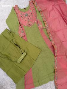 Fournisseur indien de Kurti Anarkali de qualité supérieure en Mal Chanderi avec broderie multicolore et travail manuel réel, accompagné d'un Plazzo et d'un Dupatta. - Product Image 2