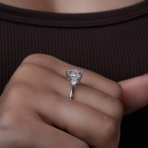 Anillo de Compromiso de Diamantes Creados en Laboratorio con Forma Redonda y de Pera para Mujer, Diseño de Tres Piedras, Elegante Joyería Nupcial de Oro - Product Image 5