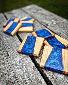 Sous-verres artisanaux en bois et résine, conçus avec une belle texture de bois naturel et une œuvre d'art en résine lisse, idéaux pour les tasses à café - Product Image 6