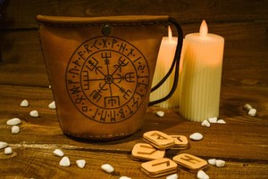 Juego de Piedras Rúnicas para Adivinación con Tapete de Cuero Premium, Símbolos Futhark Nórdicos Antiguos para Predecir el Futuro - Product Image 6