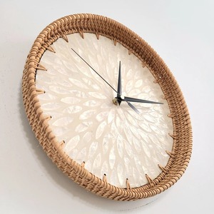 Horloge murale ronde en rotin et nacre pour salon et chambre à coucher, ajoute une touche naturelle et élégante à la décoration intérieure, provenant d'Inde. - Product Image 3