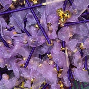 Bâtons de Dandiya violets faits à la main avec des clochettes dorées et un ruban en organza sont un accessoire de fête vibrant et coloré. - Product Image 3