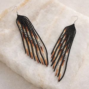 Pendientes de borlas largas estilo bohemio con cuentas de arroz coloridas y geométricas, aretes de flecos estilo bohemio con cuentas de semillas y borlas colgantes. - Product Image 2