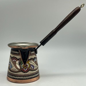 หม้อกาแฟแบบดั้งเดิมของอาหรับและตุรกี ทำจากทองเหลืองแท้พร้อมด้ามจับไม้ ดีไซน์เคลือบแบบแฮนด์เมด คุณภาพพรีเมียมสำหรับใช้ในครัว - Product Image 1