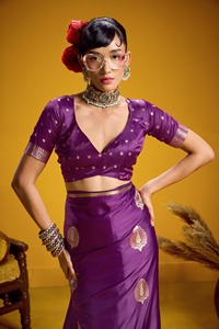 Présentation de la nouvelle collection de saris en tissu de soie satinée douce avec un riche travail de tissage Pally. - Product Image 4