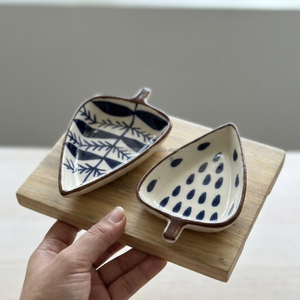 Plateau de service contemporain en poterie, ensemble d'assiettes en céramique en forme de feuille, fait main, écologique, passe au lave-vaisselle, ensemble de service pour apéritifs et collations - Product Image 6