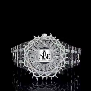 Reloj de Estilo Diamante Moissanite en Oferta, Diseño Completamente Cubierto de Diamantes para Uso Diario y Regalos de Lujo, Disponible para la Venta - Product Image 1