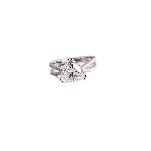 Anillo Clásico de Dos Bandas con Moissanita de 2CT, Corte Trillón, Media Pavé, Plata 925 Original, Regalo de Cumpleaños y Aniversario para Amigos - Product Image 1
