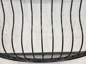 Balustrade de balcon traditionnelle en fer forgé à fixer au mur ; résistante à la rouille, facile à assembler, avec un design supérieur stylisé. - Product Image 4