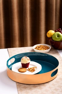 Plateau de service portable en métal doré GLOSSY TOUCH ART avec poignée en fleur de cerisier, design contemporain pour la salle à manger et les collations à la maison - Product Image 5