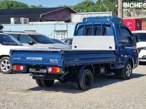 Camioneta Porter2 Azul Usada en Buenas Condiciones, Vehículo de Transporte Ligero para Entrega y Uso General - Product Image 2