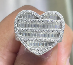 Anillo de Moissanita con Corazón Plateado y Diamantes, Joyería de Lujo Unisex, Estilo Baguette, Bañado en Rodio - Product Image 4