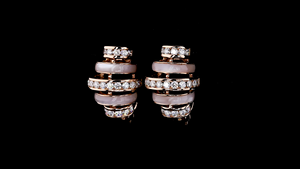 Pendientes de Aro con Diamantes en Varias Filas y Esmalte en Oro |   Diseño de lujo apilable |   Proveedor de Joyería OEM ODM |   Pendientes de Esmalte - Product Image 2