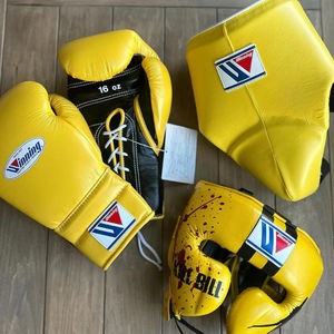 Ensemble d'entraînement de boxe sur mesure en cuir véritable avec fermeture auto-agrippante et lacets pour les poignets, pour la compétition et le sparring - Product Image 1