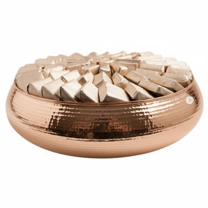 Plat de service rond en cuivre martelé moderne pour chocolat, idéal pour les mariages, les fêtes, la décoration intérieure et la présentation de desserts. - Product Image 3
