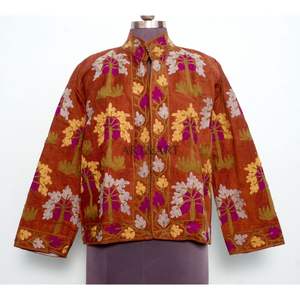 Chaqueta acolchada roja de estilo étnico para mujer con bordado floral a mano, cuello mandarín, logotipo personalizado, chaqueta gruesa de invierno. - Product Image 1