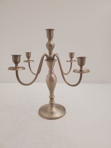 เชิงเทียนโลหะสามแขนสำหรับตกแต่งบ้าน ดีไซน์ทนทาน - Product Image 1
