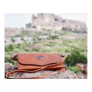 Bolso bandolera de cuero color canela hecho a mano con piedra turquesa y diseño grabado a mano – Bolso de mano estilo bohemio - Product Image 6
