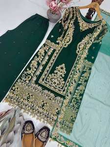 Ensemble palazzo de luxe en faux georgette brodé avec des sequins épais et un dupatta en tulle de créateur - Product Image 3