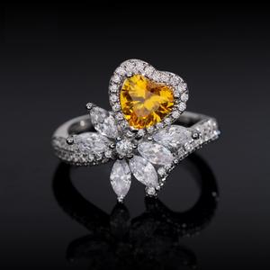 Bague de fiançailles tendance en argent sterling 925 avec diamant CZ jaune, motif floral en forme de cœur, design Halo, pour anniversaire ou mariage - Product Image 1
