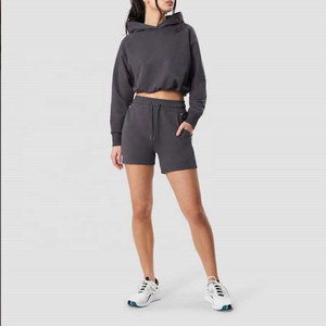 Ensemble de vêtements décontractés deux pièces pour femmes, comprenant un sweat à capuche court et un short, avec logo personnalisé, respirant et léger, vente en gros - Product Image 4