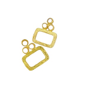 Boucles d'oreilles de créateur en plaqué or avec perle naturelle Clou en laiton plaqué argent et pierre perlée Bijoux de luxe - Product Image 2