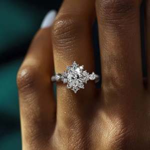 Anillo de Moissanita con Corte Ovalado en Plata de Ley 925, Anillo de Compromiso y Boda Solitario Clásico y Brillante de Lujo para Mujer - Product Image 4