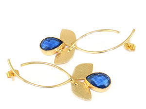 Boucles d'oreilles pendantes tendance en saphir bleu en forme de goutte d'eau, plaquées or 24 carats, faites à la main, avec feuille texturée en or et pierre précieuse, pour femme - Product Image 2
