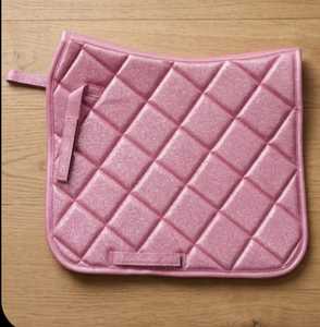 แผ่นรองอานม้าสีชมพูวิบวับหรูหรา ระบายอากาศได้ดี กันลื่น ผ้าห่มอานม้าแบบอังกฤษ คุณภาพพรีเมียม พร้อมลายควิลท์ อุปกรณ์ขี่ม้า - Product Image 5