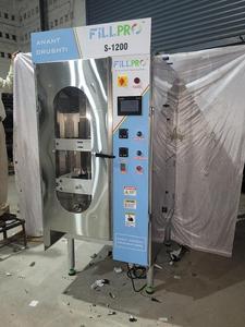 Machine d'emballage automatique de sachets de lait en acier inoxydable de qualité alimentaire pour le remplissage et la fermeture de liquides tels que le lait, le jus, l'eau et le lassi - Product Image 2