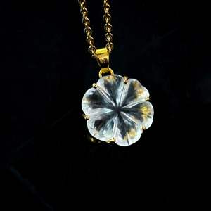 Pendentif Fleur en Cristal de Quartz Naturel, Collier en Pierre Précieuse Sculptée pour Femme, Cadeau d'Anniversaire, Bijoux Tendance, Vente en Gros - Product Image 4