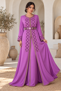 Caftán Marroquí Morado Orquídea Mishkat Couture con Bordado Dorado y Color Ciruela, Mangas Largas, Cinturón a Juego, Largo MAXI, para Fiestas - Product Image 3