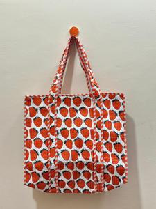 Sac fourre-tout matelassé en toile de coton Maa Unique à imprimé blocs fraises pour femme, avec fermeture éclair et chaînes, idéal pour le shopping quotidien - Product Image 2