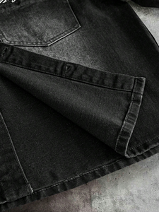 Chemise en jean pour homme noire délavée dégradée effet ombré, manches courtes, coupe ample, brodée, style streetwear, épaules tombantes - Product Image 3