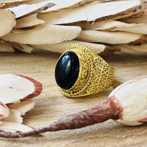 Bague en Onyx Noir à Motifs Bohèmes, Bijou Tribal en Laiton Plaqué Or 18 carats pour Femme, Bande Texturée Chic et Géométrique - Product Image 5