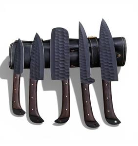 ชุดมีดเชฟเหล็กกล้าคาร์บอนคุณภาพสูง ทำมือ เป็นมิตรกับสิ่งแวดล้อม ใบมีดดามัสกัส 5 ชิ้น พร้อมปลอกหนังสีดำ ขนาดสั่งทำได้ สำหรับใช้ในครัว - Product Image 1