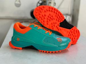 รองเท้าฝึกซ้อมคริกเก็ตสำหรับมืออาชีพ พื้นยางแบบมีปุ่ม ระบายอากาศได้ดี เหมาะสำหรับสนามหญ้าเทียม เย็บสองชั้น ปรับแต่งได้ตามต้องการ สำหรับใช้ในสโมสร - Product Image 3