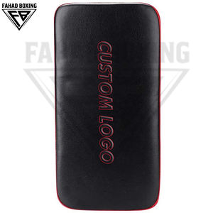Bouclier de frappe en PVC souple réglable rouge et noir avec logo personnalisé, absorption des chocs élevée, léger pour l'entraînement de boxe - Product Image 3