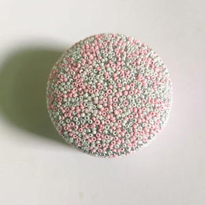 Boîte ronde en aluminium et perles scintillantes blanches avec couvercle, boîtes à bijoux multicolores pour la maison, boîte à pilules pour femmes, en provenance d'Inde - Product Image 3