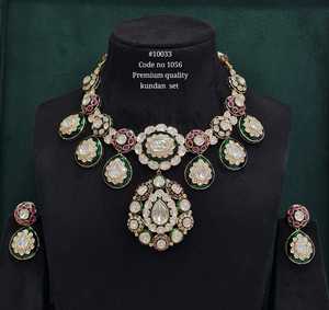 Conjunto de Joyería Kundan Verde 10033, Collar y Aretes Chapados en Oro con Piedras de Circonio para Mujer, Estilo Clásico para Bodas y Fiestas - Product Image 1