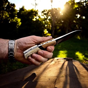 Cuchillo EDC de hoja fija de acero de Damasco hecho a mano con mango de resina y funda de cuero, cuchillo para exteriores - Product Image 2