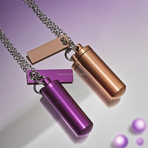 Luxe moderne cilindervormige hanger van roestvrij staal voor het bewaren van de as van een huisdier, met ruimte voor haar, as of geur. - Product Image 1