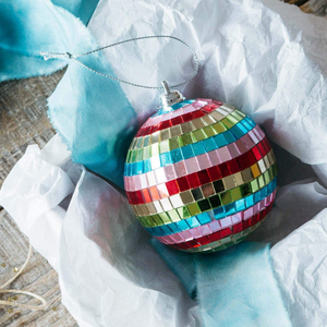 Boule disco arc-en-ciel décorative, sphère mosaïque miroir colorée, ornement réfléchissant pour fête, décoration rétro glamour pour la maison, centre de table festif - Product Image 6