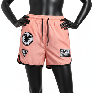 Shorts coupe-vent pour femmes en tissu polyester tissé, respirant, avec empiècements latéraux noirs et patch logo personnalisé. - Product Image 1