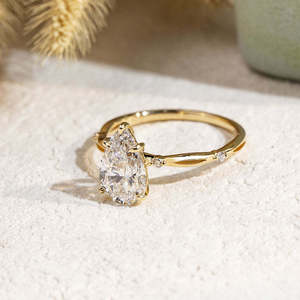 แหวนหมั้นทรงหยดน้ำแบบมินิมอลประดับเพชรเม็ดเล็กด้านข้าง แหวนทองคำแท้ 14K สำหรับเจ้าสาว - Product Image 2