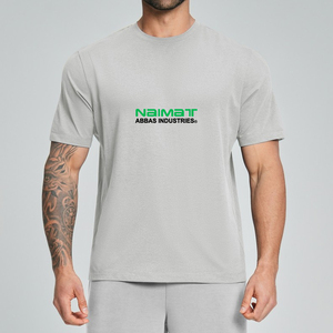 เสื้อยืดคอตตอนทรงปกติสำหรับผู้ชายของ Naimat Abbas Industries พร้อมลายพิมพ์โลโก้ด้านหน้า คอกลม แขนสั้น เนื้อผ้าเจอร์ซีย์ ระบายอากาศได้ดี - Product Image 1
