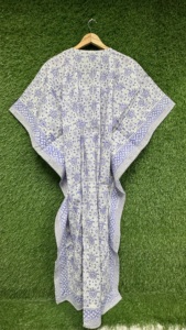 Caftán indio de algodón con estampado floral de lavanda y paisley para mujer, corte holgado y fluido con borde decorativo. - Product Image 5